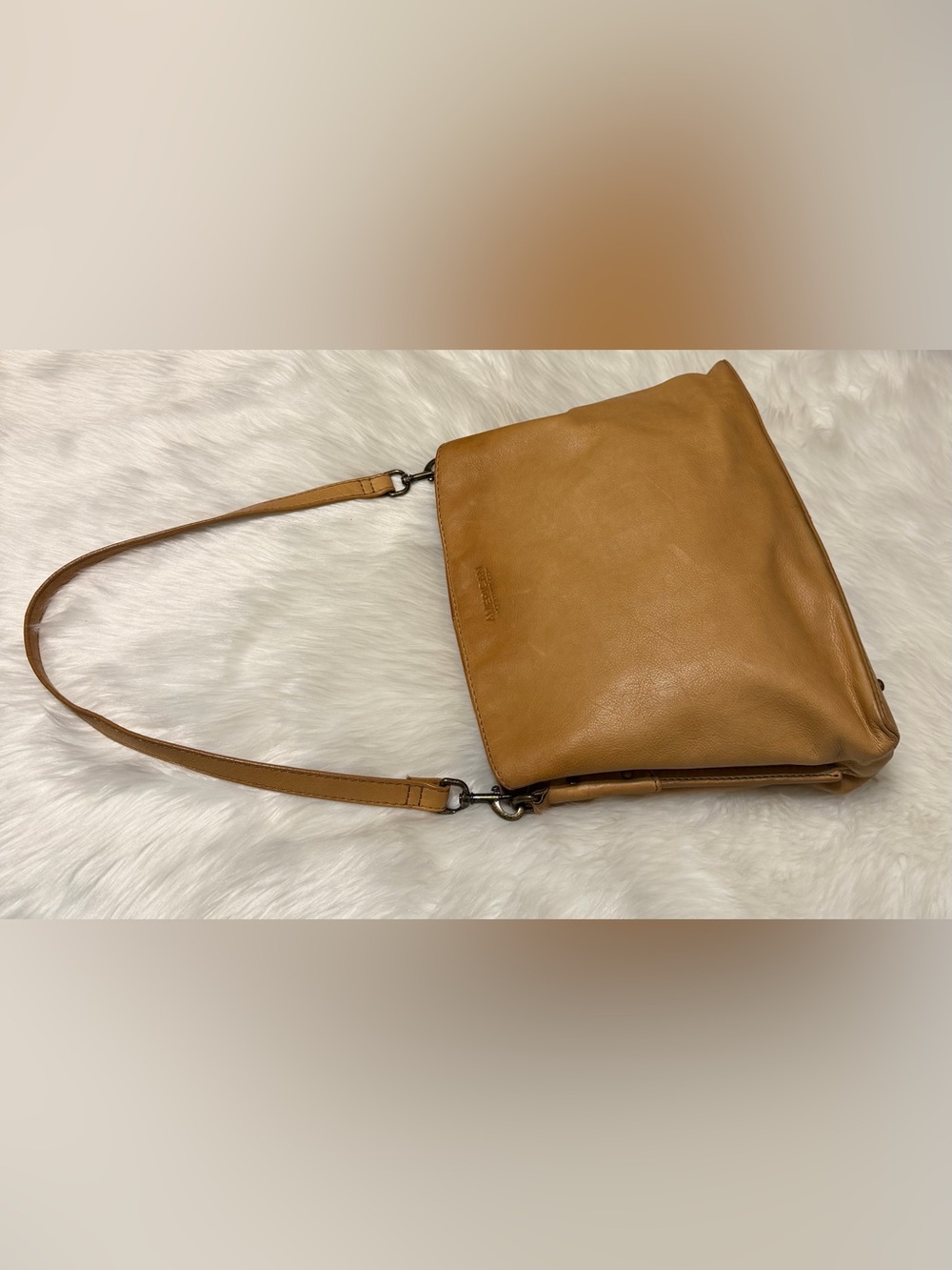 American Leather Co Sleek Tan Leather Shoulder Bag with Strap